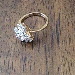 Cocktail ring in gold with cubic zirconia stones.
